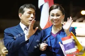 泰王大摇大摆坐地铁，看侍卫跪一地很满意，唯独2名乘务员站笔直图片