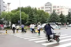 电动车又出新规，骑行路过斑马线需要下车推行，合理吗？图片