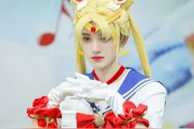 鞠婧祎水冰月造型曝光 戴假发穿短裙露齿微笑图片