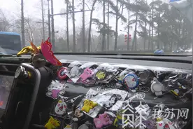 自费给乘客送小礼物 南京这名网约车司机火了图片