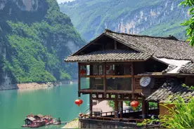 自驾打卡千年龚滩古镇，沉醉民谣音乐，逛叠石花谷浪漫花海图片