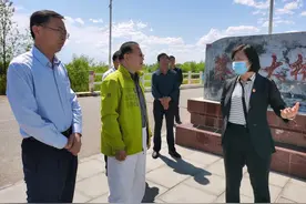 人民日报社甘肃分社社长董洪亮在民勤县调研采访图片