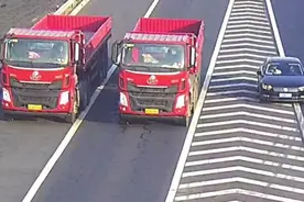 两位货车司机高速路上竟并排停下来聊天图片