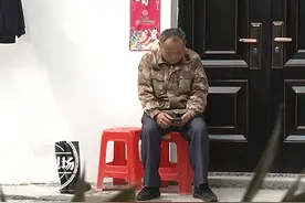 两兄弟为争遗产反目成仇，直到弟弟拿出父亲遗嘱，哥哥沉默了图片