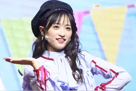 黄婷婷的舞台穿搭，刘海造型甜美可爱图片