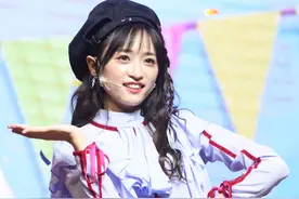黄婷婷的舞台穿搭，刘海造型甜美可爱图片