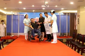 医护人员成戏精？他们把各种不为人知的情景演给你看图片
