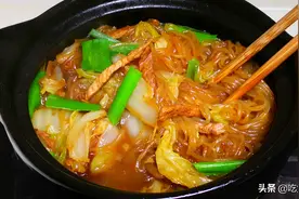 做白菜炖粉条时，牢记“3要点”，炖出的菜味道正，鲜香四溢图片