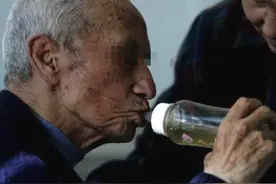 爷爷“偷喝”孙女剩的奶粉，宝妈怒扔奶瓶：隔辈育儿矛盾多图片