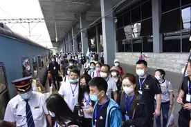 “千山号”鞍山文化旅游列车红色之旅再度起航图片