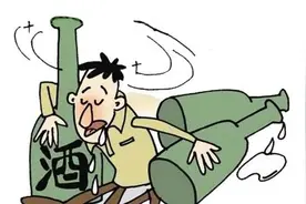 男子酗酒三十多年，喝出二十多种疾病图片