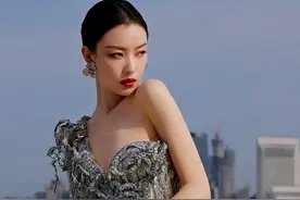 这身材也太抢眼了吧？不信看看倪妮的礼服魅力图片