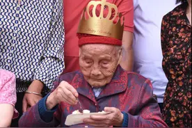 还原121岁成都最长寿老人生活：六世同堂后嗣110余人，曾号召子孙捐赠古董给博物馆图片