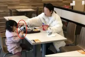 母女在快餐店用餐，路人偷拍照引争议，网友：这是在亲手毁了孩子图片