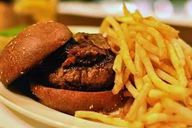 日本公司将牛肉汉堡装入罐头，保质期长达3年，看起来满口留香图片