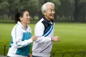 经常走路可以长寿吗？医生：过了50岁，坚持做3件事比运动还重要图片