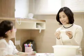 “妈妈，你为什么不穿裙子？”母亲的精致，是孩子生活的态度图片