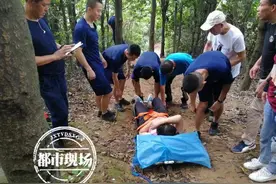 高高兴兴去爬山 结果她失去知觉晕倒了，多亏消防将她抬下山图片