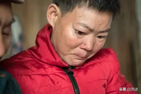 母亲42年没让智障女儿离开过自己的视线，女儿感动得默默流眼泪图片