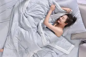 用大豆纤维做成被子，丝滑又轻柔，夏天盖着被子睡竟然也这么凉快图片