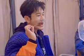 43岁黄晓明近况曝光，带着呼吸机吃烤串，网友留言很忧心图片