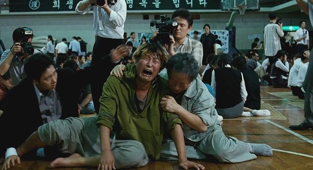 《汉江怪物》：韩国政府与韩国人的裤衩，被一只怪物扒得干干净净