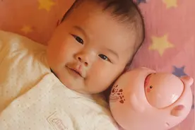 宝宝满5个月，周周给宝宝拍照片纪念，宝宝这些POSE萌化了