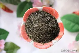 奶奶常吃黑芝麻，教我1个家常做法，比芝麻丸简单，头发黑精神好图片