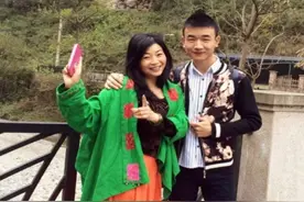 23岁小伙迎娶46岁大妈，因车结缘，少夫老妻婚后生活却很幸福图片