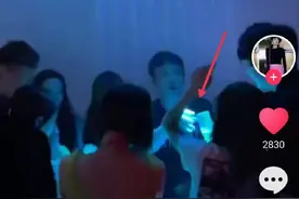 王思聪连续两晚酒吧嗨玩，配合王大陆喂酒美女，彭昱畅现身太意外图片