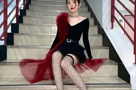 Irene裴珠泫大秀“女王美貌”，露肩装、黑色网袜造型吸睛图片