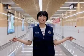 爱视频丨一天被人感谢几十次，义警小姐姐开心起舞图片