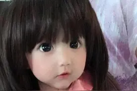 小姑娘漂亮的像个假人，现在的孩子都这么好看吗！图片