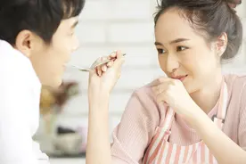男人若是有这三个小动作，就是在小心翼翼地爱着你图片