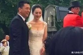 李小冉跟老公罕见露面男方想撒糖却胖到走不动，像极了爸爸牵女儿图片