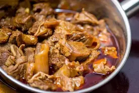 似肉非肉的“筋头巴脑”锅，到底都有啥？为何如此受欢迎？图片