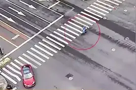 “知道你工作不容易，但安全肯定是第一位的” 外卖小哥文二路逆向行驶，3分多钟后就被赶到的交警拦停处罚图片