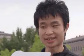 手提馒头和水的北大数学奇才韦东奕：一参赛就拿金牌，被称“颇似陈景润”图片