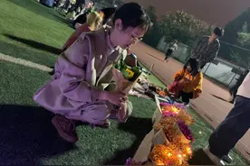 泪目！患癌女大学生卖花救母，网友：努力生活的你最美图片