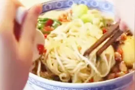 排队都要吃的湖南牛肉米粉，冬天来一碗正宗辣过瘾的湖南美食视频封面
