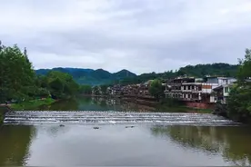 成都周边这个只有23度的小镇，是夏季避暑纳凉泛舟垂钓的好去处图片