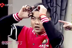 外甥到老舅家要拜年，磕头要红包老舅不给，竟然还要剪头克舅舅！视频封面