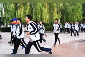 649分复读收费10000，599分收费25000，衡水中学是不是飘了图片