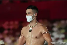 3次奥运，火遍全球！37岁旗手赤膊上阵，身体抹油，太狂野了图片