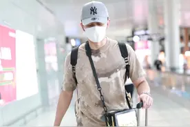 41岁李晨越来越潮，扎染T恤配黑色运动裤，透明镭射包太亮眼图片