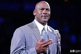 朴实无华!球迷偶遇乔丹墨镜叼雪茄单手开法拉利,一脚油门扬长而去图片