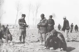 大将哥哥向上将弟弟借钱，弟弟说：钱没有，借你一个人，绝对好使图片