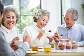 懒得动，食欲差，不知吃什么，随便对付？老人不良饮食习惯毁身体图片