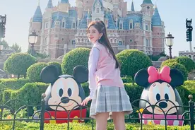 鞠婧祎校服造型游玩迪士尼乐园，格子短裙大秀美腿青春气息满满图片