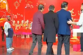 陈道明在文联春晚后台好潇洒！被冯巩扶上台像上朝，只因官级大？图片
